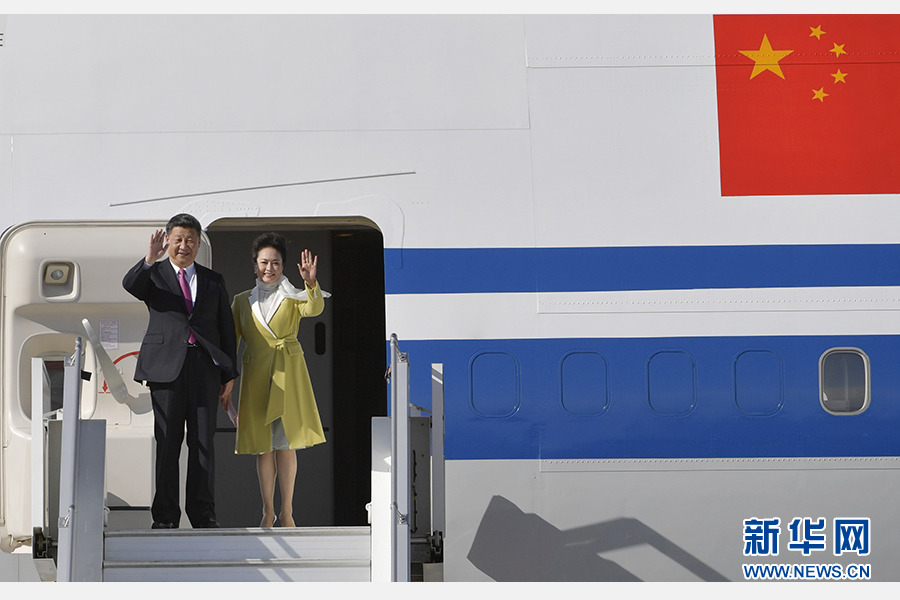 當(dāng)?shù)貢r(shí)間11月17日，國(guó)家主席習(xí)近平乘專機(jī)抵達(dá)基多，開(kāi)始對(duì)厄瓜多爾共和國(guó)進(jìn)行國(guó)事訪問(wèn)。這是習(xí)近平與夫人彭麗媛向歡迎人群揮手致意。新華社記者 王曄 攝 