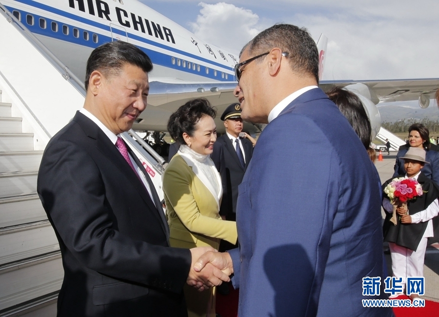 當(dāng)?shù)貢r(shí)間11月17日，國(guó)家主席習(xí)近平乘專機(jī)抵達(dá)基多，開(kāi)始對(duì)厄瓜多爾共和國(guó)進(jìn)行國(guó)事訪問(wèn)。厄瓜多爾總統(tǒng)科雷亞和夫人馬勒布等在舷梯旁熱情迎接習(xí)近平和夫人彭麗媛。新華社記者 鞠鵬 攝