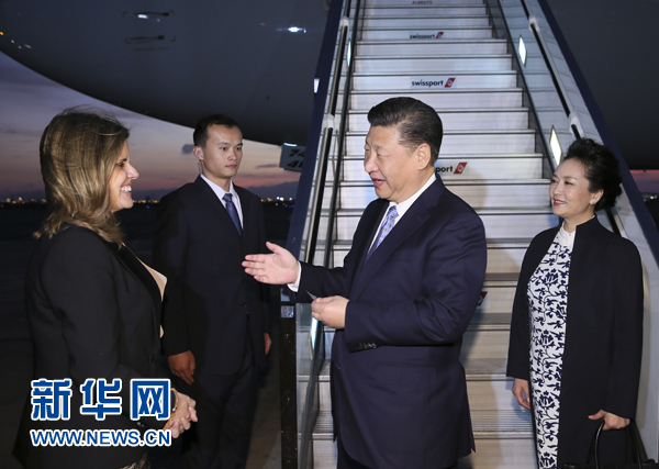 當(dāng)?shù)貢r間11月18日，國家主席習(xí)近平抵達利馬，出席亞太經(jīng)合組織第二十四次領(lǐng)導(dǎo)人非正式會議并對秘魯共和國進行國事訪問。習(xí)近平和夫人彭麗媛受到秘魯副總統(tǒng)阿勞斯等熱情迎接。新華社記者 蘭紅光 攝