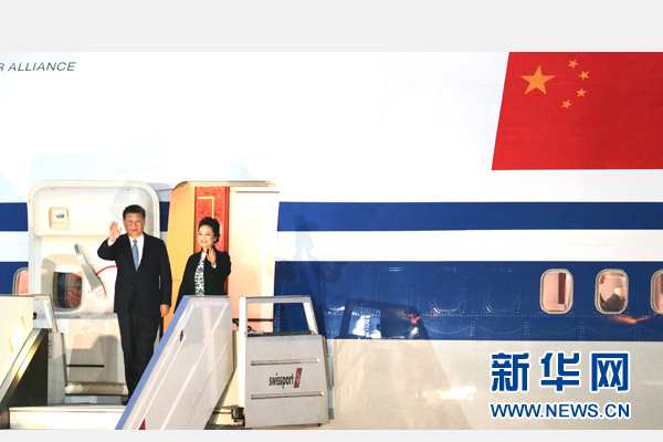 當(dāng)?shù)貢r間11月18日，國家主席習(xí)近平抵達利馬，出席亞太經(jīng)合組織第二十四次領(lǐng)導(dǎo)人非正式會議并對秘魯共和國進行國事訪問。習(xí)近平和夫人彭麗媛受到秘魯副總統(tǒng)阿勞斯等熱情迎接。新華社記者 丁林 攝