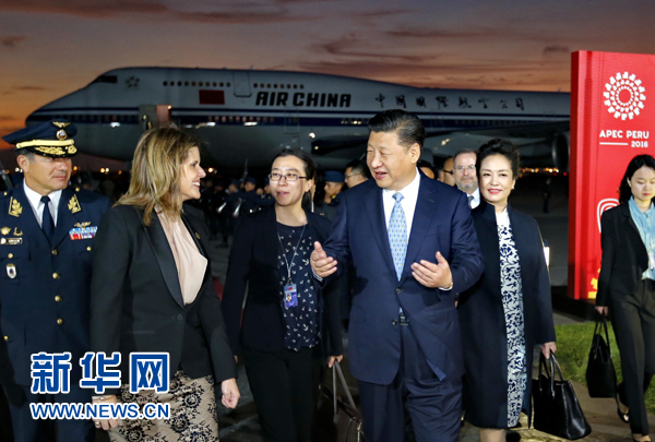 當(dāng)?shù)貢r間11月18日，國家主席習(xí)近平抵達利馬，出席亞太經(jīng)合組織第二十四次領(lǐng)導(dǎo)人非正式會議并對秘魯共和國進行國事訪問。習(xí)近平和夫人彭麗媛受到秘魯副總統(tǒng)阿勞斯等熱情迎接。新華社記者 鞠鵬 攝