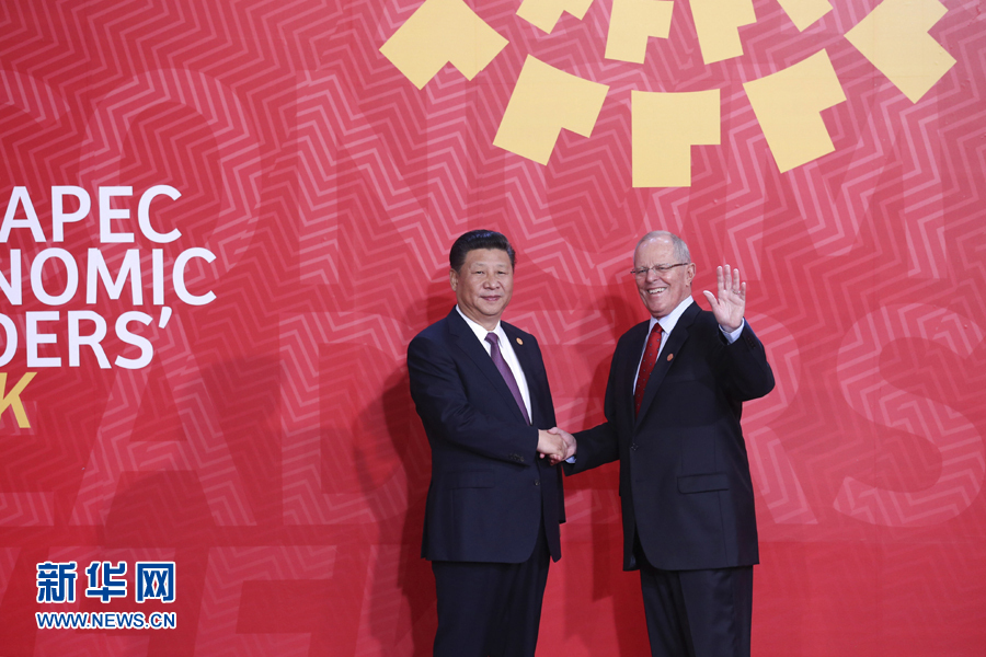 11月20日，亞太經(jīng)合組織第二十四次領(lǐng)導(dǎo)人非正式會(huì)議在秘魯利馬舉行。國(guó)家主席習(xí)近平出席并發(fā)表題為《面向未來開拓進(jìn)取促進(jìn)亞太發(fā)展繁榮》的重要講話。這是會(huì)議開始前，習(xí)近平受到秘魯總統(tǒng)庫琴斯基的熱情迎接。 新華社記者 龐興雷 攝