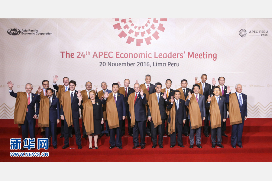 11月20日，亞太經(jīng)合組織第二十四次領(lǐng)導(dǎo)人非正式會(huì)議在秘魯利馬舉行。國(guó)家主席習(xí)近平出席并發(fā)表題為《面向未來開拓進(jìn)取促進(jìn)亞太發(fā)展繁榮》的重要講話。這是會(huì)議期間，國(guó)家主席習(xí)近平同其他亞太經(jīng)合組織成員經(jīng)濟(jì)體領(lǐng)導(dǎo)人、代表合影。 新華社記者 丁林 攝