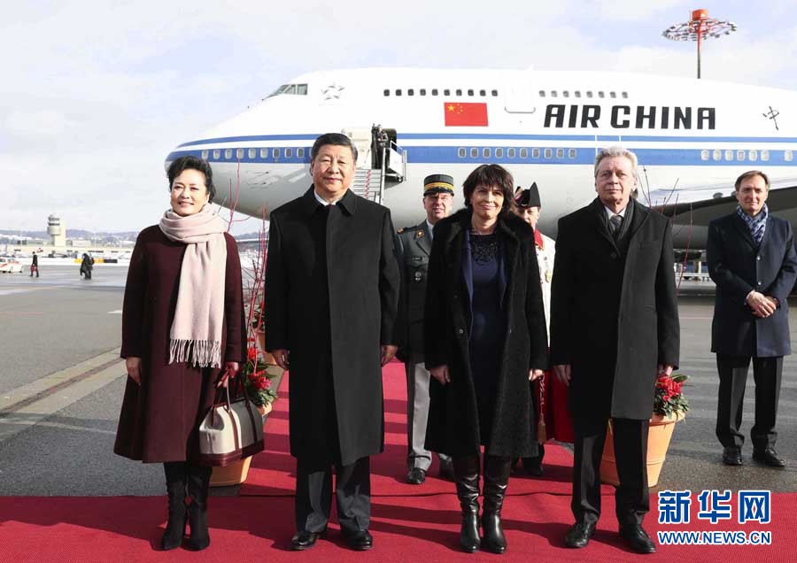 1月15日，國家主席習(xí)近平乘專機(jī)抵達(dá)蘇黎世，開始對(duì)瑞士聯(lián)邦進(jìn)行國事訪問。這是瑞士聯(lián)邦主席洛伊特哈德在機(jī)場為習(xí)近平和夫人彭麗媛舉行隆重歡迎儀式。 新華社記者 蘭紅光 攝
