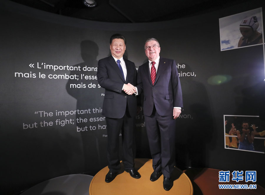 1月18日，國(guó)家主席習(xí)近平在瑞士洛桑國(guó)際奧林匹克博物館會(huì)見國(guó)際奧林匹克委員會(huì)主席巴赫。這是習(xí)近平和巴赫在奧運(yùn)冠軍領(lǐng)獎(jiǎng)臺(tái)上合影。新華社記者 蘭紅光 攝