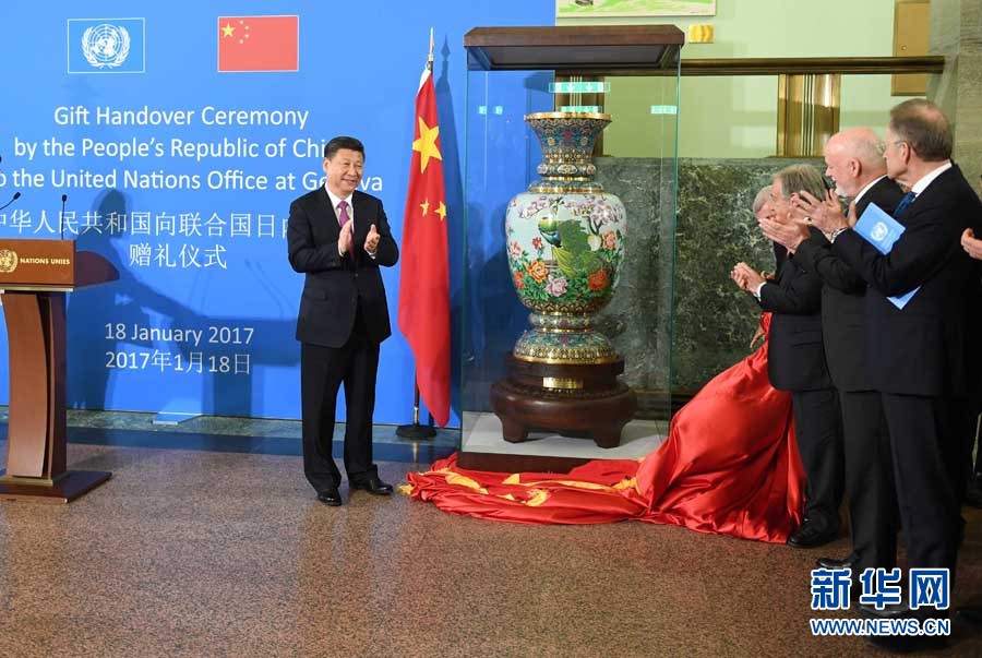 1月18日，國家主席習(xí)近平在瑞士日內(nèi)瓦萬國宮出席&ldquo;共商共筑人類命運(yùn)共同體&rdquo;高級別會議，并發(fā)表題為《共同構(gòu)建人類命運(yùn)共同體》的主旨演講。這是會議結(jié)束后，習(xí)近平出席中國向聯(lián)合國日內(nèi)瓦總部贈禮儀式。新華社記者 張鐸 攝