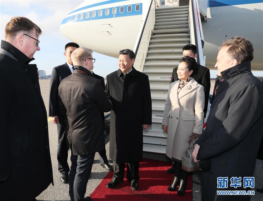 4月4日，國家主席習(xí)近平乘專機抵達赫爾辛基，開始對芬蘭共和國進行國事訪問。這是芬蘭政府代表、農(nóng)業(yè)與環(huán)境部長蒂利凱寧等在舷梯旁熱情迎接習(xí)近平和夫人彭麗媛。新華社記者 蘭紅光 攝 