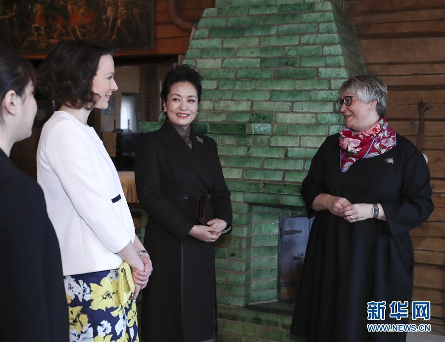 當?shù)貢r間4月5日上午，國家主席習近平夫人彭麗媛參觀位于赫爾辛基以北圖蘇拉湖畔的西貝柳斯故居博物館。 新華社記者謝環(huán)馳攝 