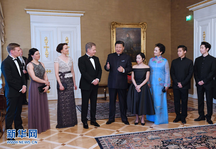 當?shù)貢r間4月5日晚，國家主席習近平和芬蘭總統(tǒng)尼尼斯托在赫爾辛基共同會見剛剛參加完2017年世界花樣滑冰錦標賽的中芬兩國冰雪運動員代表。習近平夫人彭麗媛和尼尼斯托夫人豪吉歐參加會見。新華社記者 饒愛民 攝