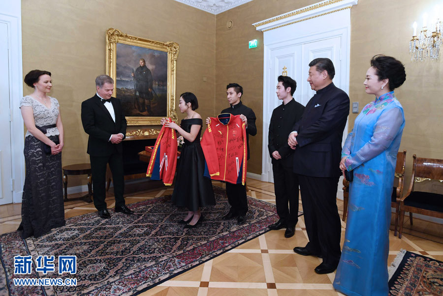 當?shù)貢r間4月5日晚，國家主席習近平和芬蘭總統(tǒng)尼尼斯托在赫爾辛基共同會見剛剛參加完2017年世界花樣滑冰錦標賽的中芬兩國冰雪運動員代表。習近平夫人彭麗媛和尼尼斯托夫人豪吉歐參加會見。這是中國運動員向尼尼斯托和夫人豪吉歐贈送運動衣。新華社記者 饒愛民 攝