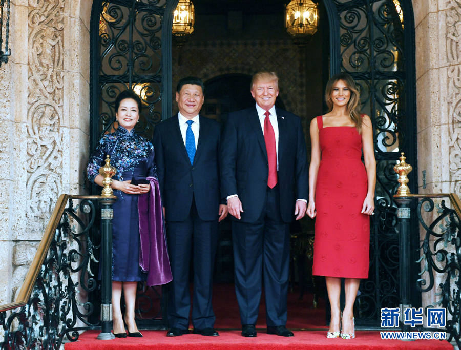 當(dāng)?shù)貢r間4月6日，國家主席習(xí)近平在美國佛羅里達(dá)州海湖莊園同美國總統(tǒng)特朗普舉行中美元首會晤。這是習(xí)近平和夫人彭麗媛同特朗普和夫人梅拉尼婭合影留念。新華社記者 饒愛民 攝 