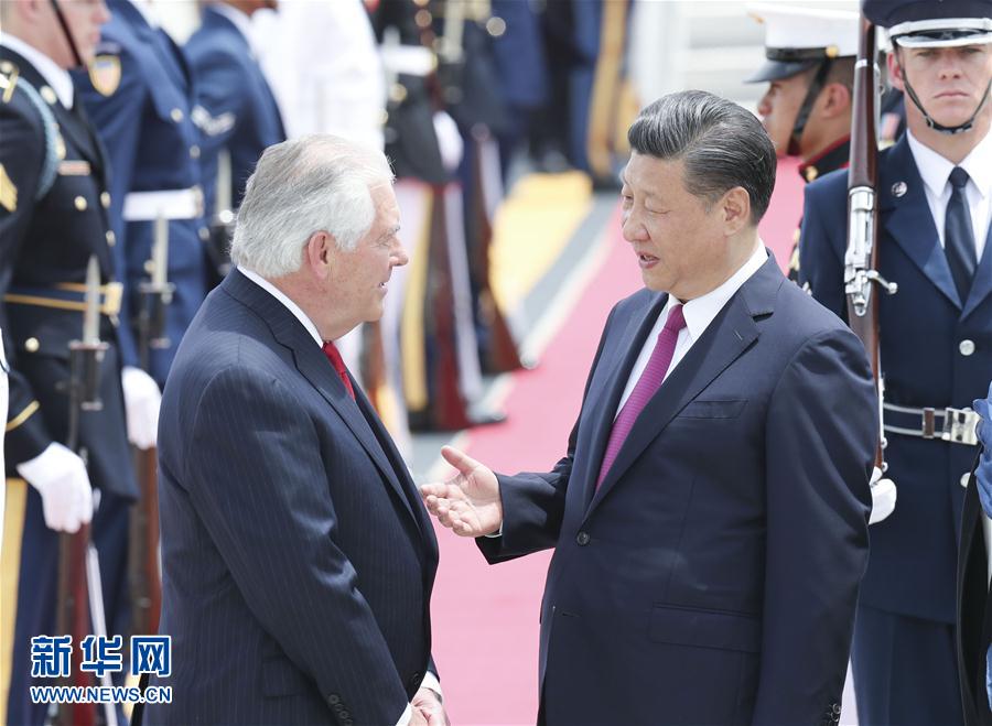 4月6日，國家主席習近平乘專機抵達美國佛羅里達州，將在海湖莊園同美國總統(tǒng)特朗普舉行中美元首會晤。習近平和夫人彭麗媛受到美國國務卿蒂勒森夫婦等熱情迎接。新華社記者 丁林 攝 