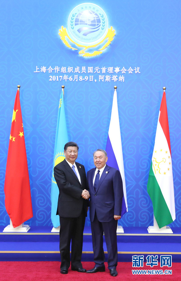 6月9日，國(guó)家主席習(xí)近平在哈薩克斯坦首都阿斯塔納出席上海合作組織成員國(guó)元首理事會(huì)第十七次會(huì)議并發(fā)表重要講話。這是習(xí)近平出席會(huì)議時(shí)，受到哈薩克斯坦總統(tǒng)納扎爾巴耶夫的熱情迎接。新華社記者 馬占成 攝