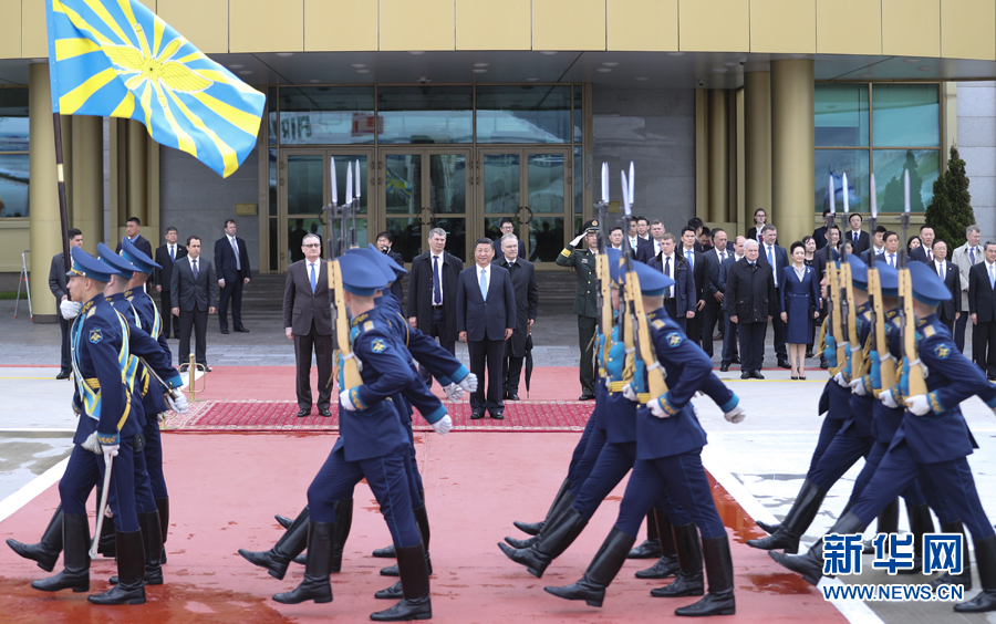 7月3日，國家主席習近平乘專機抵達莫斯科，開始對俄羅斯聯(lián)邦進行國事訪問。這是習近平出席機場歡迎儀式。 新華社記者 謝環(huán)馳 攝