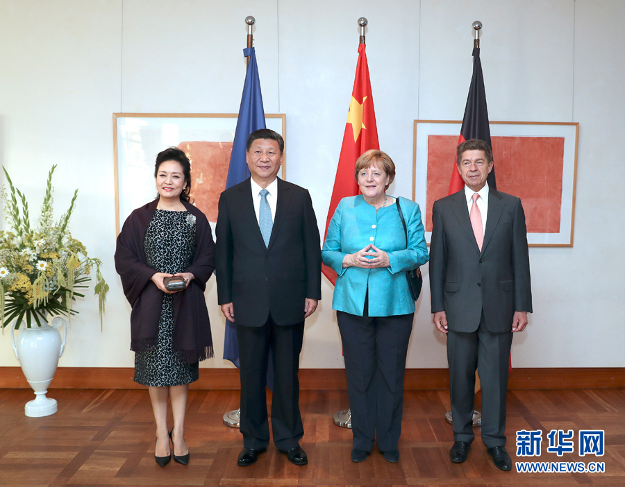 當?shù)貢r間7月4日晚，剛剛抵達柏林的國家主席習近平在利伯曼故居同德國總理默克爾舉行會見。這是習近平和夫人彭麗媛抵達位于柏林市中心勃蘭登堡門附近的利伯曼故居時，受到默克爾和丈夫紹爾熱情迎接。新華社記者 馬占成 攝