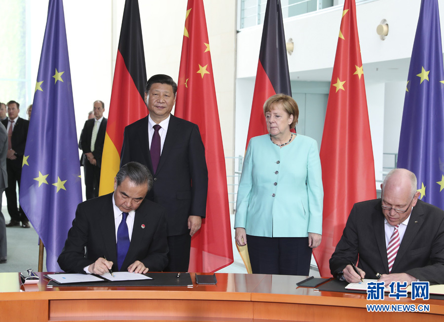 7月5日，國(guó)家主席習(xí)近平在柏林同德國(guó)總理默克爾舉行會(huì)談。會(huì)談后，兩國(guó)領(lǐng)導(dǎo)人共同見(jiàn)證了航天、智能制造、工業(yè)互聯(lián)網(wǎng)、數(shù)字化、第三方市場(chǎng)、大熊貓合作研究等領(lǐng)域多項(xiàng)雙邊合作文件的簽署。新華社記者馬占成攝