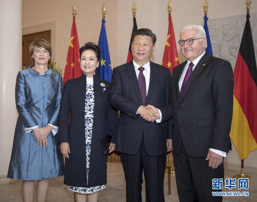 7月5日，國(guó)家主席習(xí)近平在柏林會(huì)見(jiàn)德國(guó)總統(tǒng)施泰因邁爾。會(huì)見(jiàn)前，施泰因邁爾在總統(tǒng)府花園為習(xí)近平舉行隆重歡迎儀式。這是習(xí)近平和夫人彭麗媛同施泰因邁爾夫婦合影。新華社記者 李學(xué)仁 攝