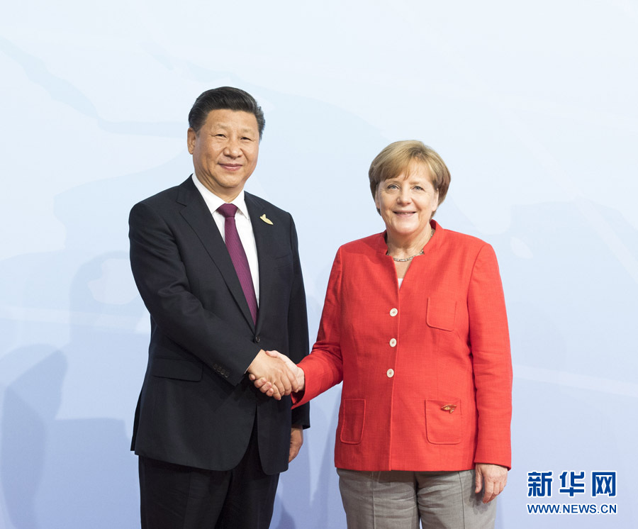 7月7日，二十國集團領(lǐng)導人第十二次峰會在德國漢堡舉行。國家主席習近平出席并發(fā)表題為《堅持開放包容　推動聯(lián)動增長》的重要講話。這是峰會開始前，習近平受到德國總理默克爾迎接。新華社記者 李學仁 攝 
