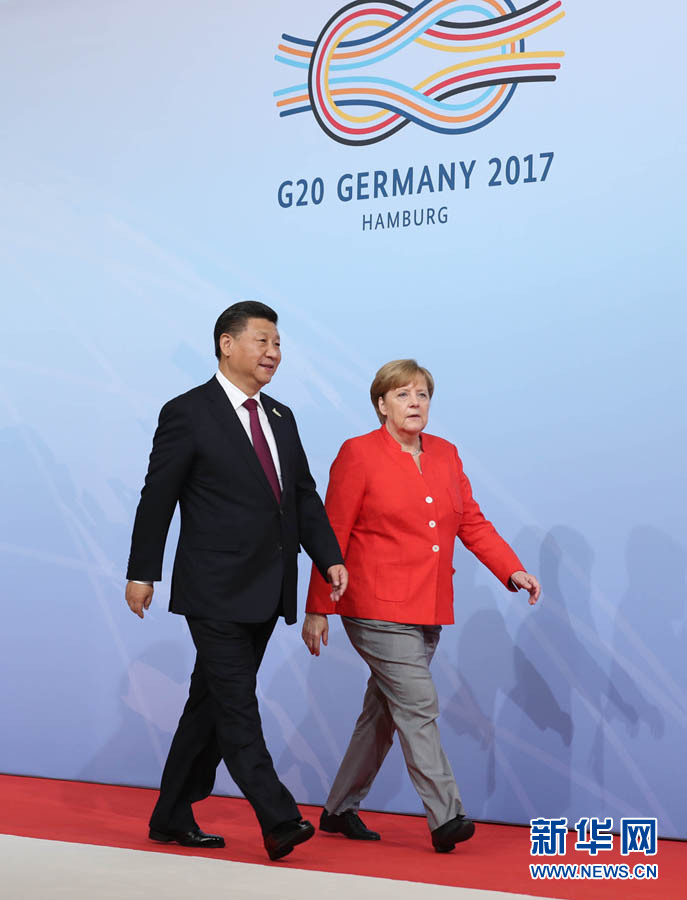7月7日，二十國集團領(lǐng)導人第十二次峰會在德國漢堡舉行。國家主席習近平出席并發(fā)表題為《堅持開放包容　推動聯(lián)動增長》的重要講話。這是峰會開始前，習近平受到德國總理默克爾迎接。新華社記者 劉衛(wèi)兵 攝 