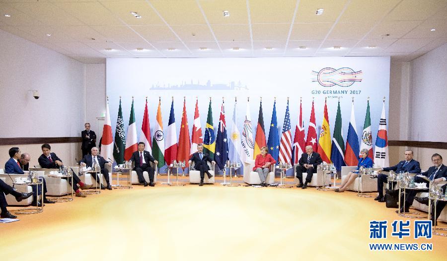 7月7日，二十國集團(tuán)領(lǐng)導(dǎo)人第十二次峰會(huì)在德國漢堡舉行。國家主席習(xí)近平出席并發(fā)表題為《堅(jiān)持開放包容　推動(dòng)聯(lián)動(dòng)增長》的重要講話。這是峰會(huì)前，習(xí)近平出席二十國集團(tuán)峰會(huì)領(lǐng)導(dǎo)人座談會(huì)。新華社記者 李學(xué)仁 攝 
