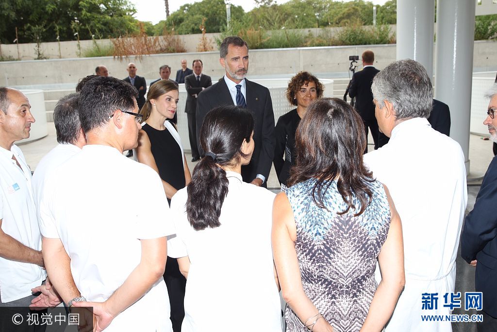 當(dāng)?shù)貢r(shí)間2017年8月19日，西班牙巴塞羅那，西班牙國王菲利普六世和萊蒂齊亞王后探望巴塞羅那恐襲案傷者。***_***BARCELONA, SPAIN - AUGUST 19:  In this handout photo provided by Casa de S.M. el Rey de Espana, King Felipe VI of Spain and Queen Letizia of Spain meets with medical staff as they arrive to visit last Thursday's terrorist attack victims at the Hospital de la Santa Creu i Sant Pau on August 19, 2017 in Barcelona, Spain. Thirteen people were killed and dozens injured in the Las Ramblas area of Barcelona when a van hit crowds on August 17.  (Photo by Casa de S.M. el Rey de Espana via Getty Images)