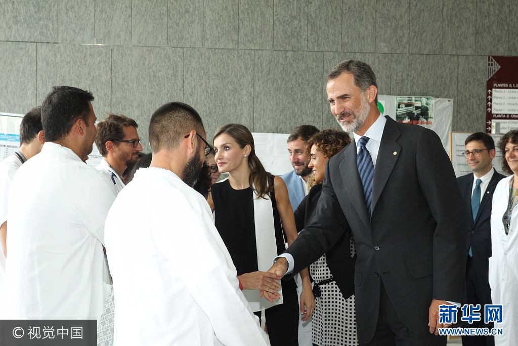 當?shù)貢r間2017年8月19日，西班牙巴塞羅那，西班牙國王菲利普六世和萊蒂齊亞王后探望巴塞羅那恐襲案傷者。***_***BARCELONA, SPAIN - AUGUST 19:  In this handout photo provided by Casa de S.M. el Rey de Espana, King Felipe VI of Spain and Queen Letizia of Spain meets with medical staff as they arrive to visit last Thursday's terrorist attack victims at the Hospital de la Santa Creu i Sant Pau on August 19, 2017 in Barcelona, Spain. Thirteen people were killed and dozens injured in the Las Ramblas area of Barcelona when a van hit crowds on August 17.  (Photo by Casa de S.M. el Rey de Espana via Getty Images)