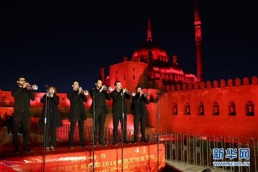 （國(guó)際）（1）&ldquo;中國(guó)紅&rdquo;海外閃爍 慶春節(jié)年味正濃