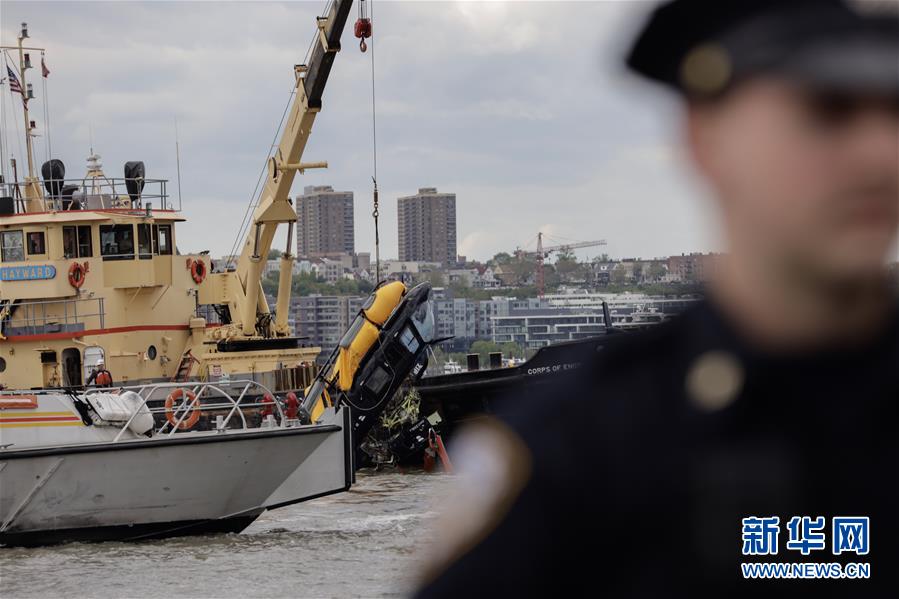 (國(guó)際)(2)一架小型直升機(jī)墜入紐約哈得孫河