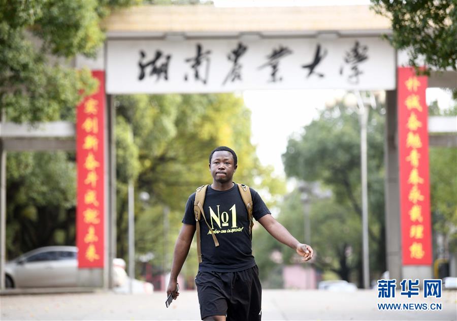 （在習近平新時代中國特色社會主義思想指引下&mdash;&mdash;新時代新作為新篇章&middot;總書記關(guān)切開放事&middot;圖文互動）（9）來中國&ldquo;學(xué)種地&rdquo;的&ldquo;洋學(xué)生&rdquo;