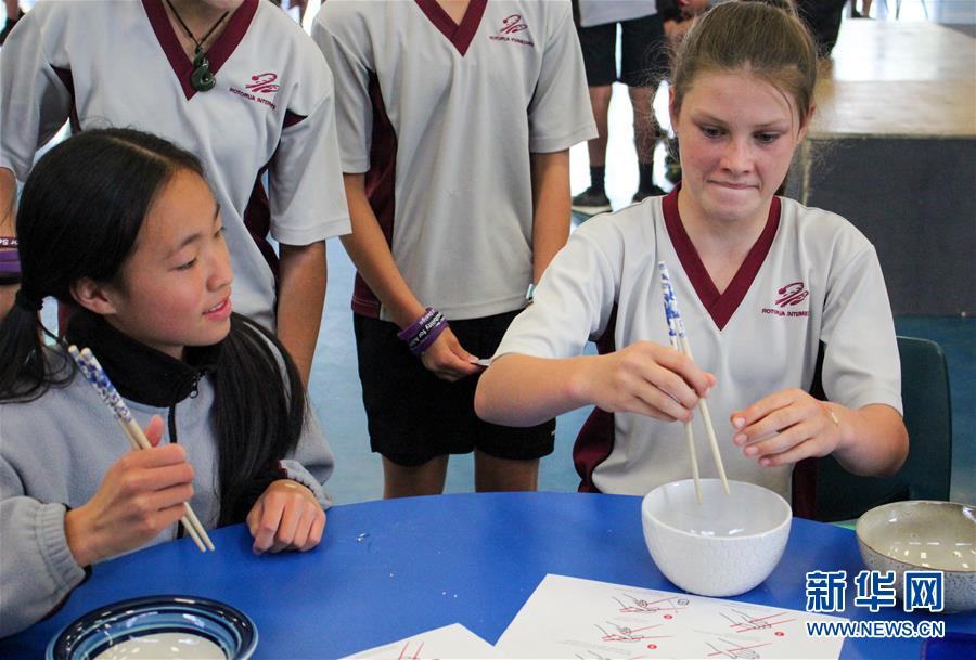 （國(guó)際&middot;圖文互動(dòng)）（4）通訊：&ldquo;Kia Ora，都來(lái)吧，漢語(yǔ)學(xué)習(xí)發(fā)了芽&rdquo;&mdash;&mdash;新西蘭羅托魯阿初級(jí)中學(xué)中文助教的夢(mèng)想