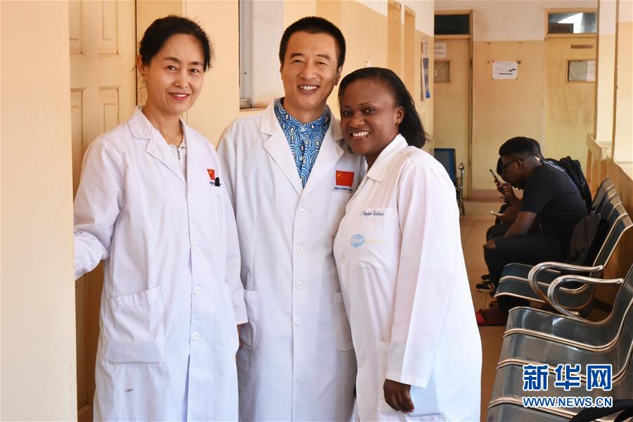 (國(guó)際·圖文互動(dòng))(1)通訊:《中喀一家人》——贈(zèng)別中國(guó)醫(yī)療隊(duì)員的非洲旋律