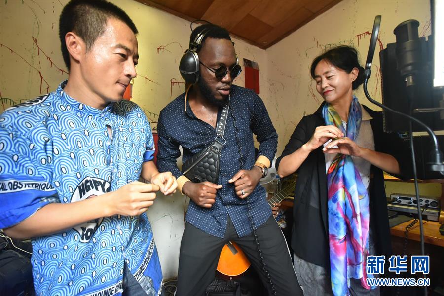 (國(guó)際·圖文互動(dòng))(3)通訊:《中喀一家人》——贈(zèng)別中國(guó)醫(yī)療隊(duì)員的非洲旋律