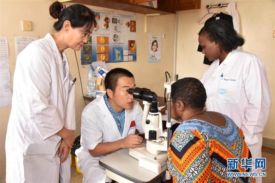 (國(guó)際·圖文互動(dòng))(4)通訊:《中喀一家人》——贈(zèng)別中國(guó)醫(yī)療隊(duì)員的非洲旋律