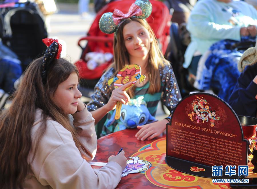 （國(guó)際&middot;圖文互動(dòng)）（5）通訊：美國(guó)迪士尼加州冒險(xiǎn)樂(lè)園紅紅火火迎鼠年