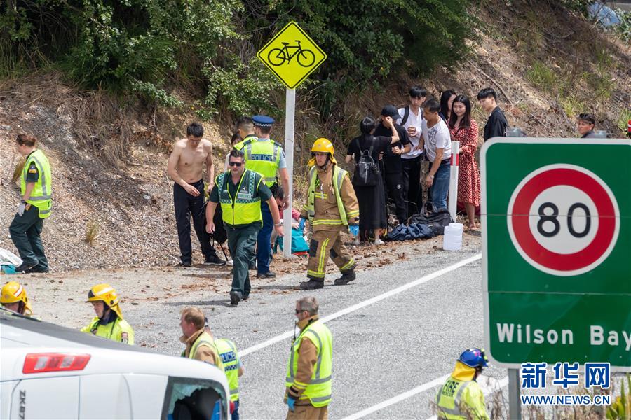 （國際）（2）新西蘭南島旅游大巴側(cè)翻 多名中國游客受傷