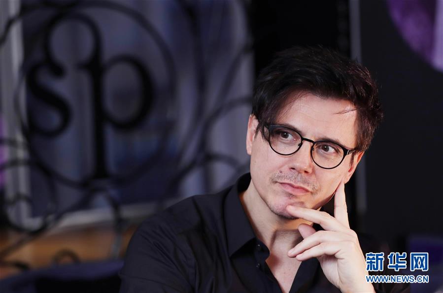 （國際&middot;圖文互動）（3）通訊：手牽手，我們共同驅(qū)散陰霾&mdash;&mdash;法國音樂人創(chuàng)作抗疫歌曲背后的故事