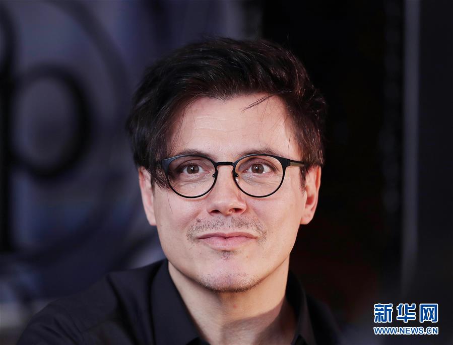 （國際&middot;圖文互動）（6）通訊：手牽手，我們共同驅(qū)散陰霾&mdash;&mdash;法國音樂人創(chuàng)作抗疫歌曲背后的故事