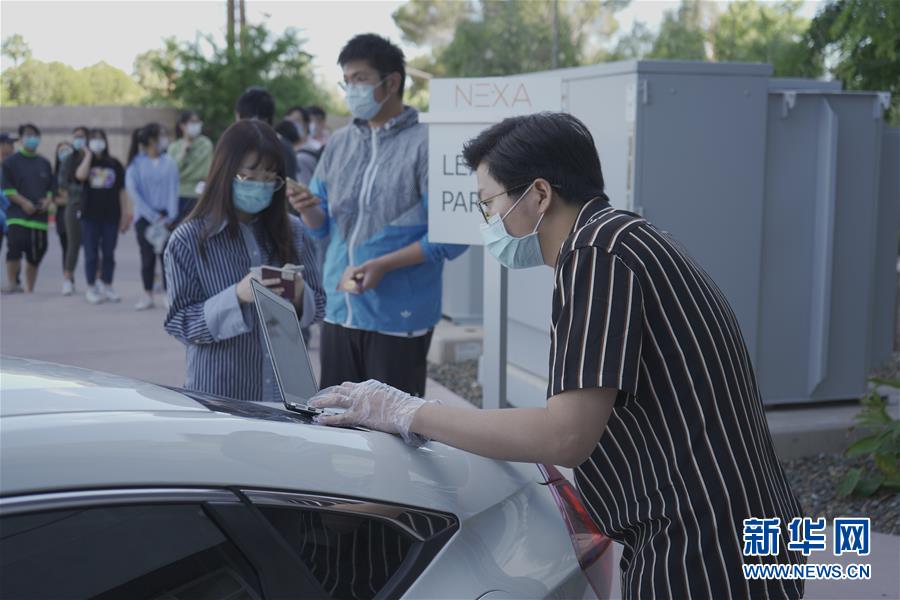 （國際疫情&middot;圖文互動）（6）&ldquo;來自祖國濃濃的愛&rdquo;&mdash;&mdash;在美留學生領(lǐng)取&ldquo;健康包&rdquo;背后的故事