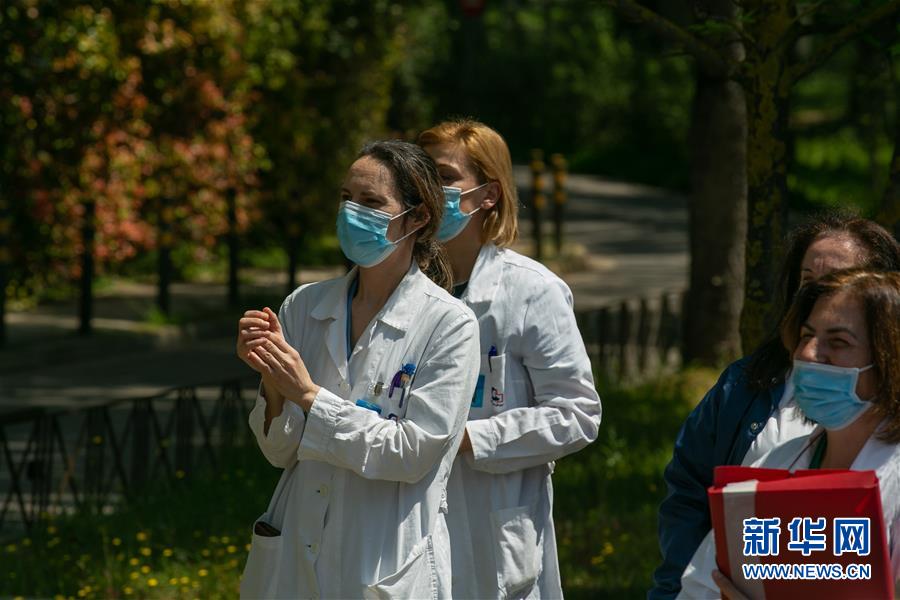 （國(guó)際疫情&middot;圖文互動(dòng)）（8）雅典&ldquo;卡車音樂會(huì)&rdquo;致敬白衣天使