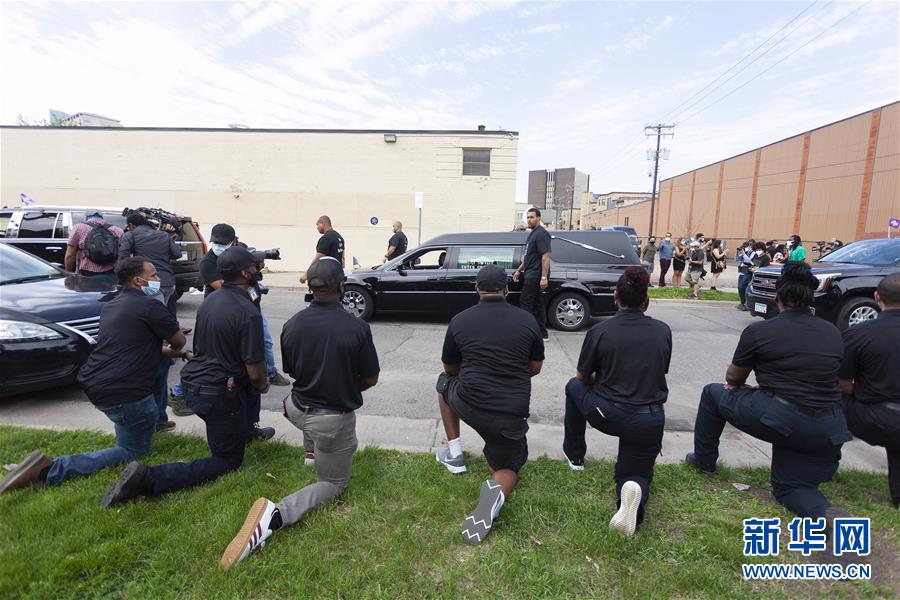 (國際)(5)弗洛伊德追悼會(huì)在明尼阿波利斯舉行