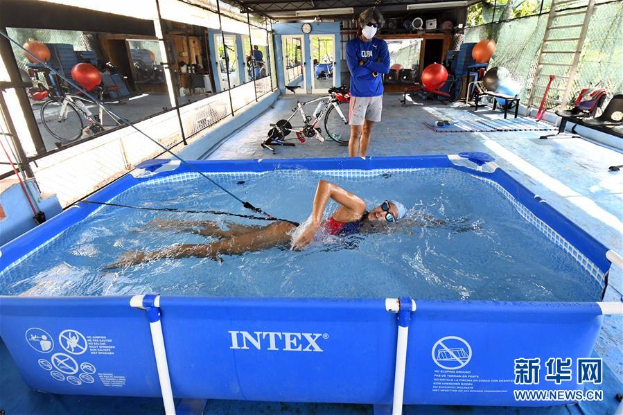（全球抗疫進(jìn)行時(shí)&middot;圖文互動(dòng)）（4）屋頂上的訓(xùn)練場&mdash;&mdash;古巴鐵人三項(xiàng)運(yùn)動(dòng)員疫情下居家訓(xùn)練備戰(zhàn)奧運(yùn)會(huì)