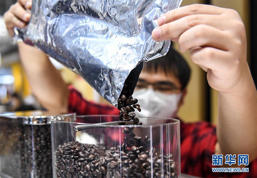 （第三屆進(jìn)博會&middot;圖文互動）（3）全球&ldquo;寶藏級&rdquo;美食薈萃&mdash;&mdash;進(jìn)博會食品及農(nóng)產(chǎn)品館遍藏世間珍饈