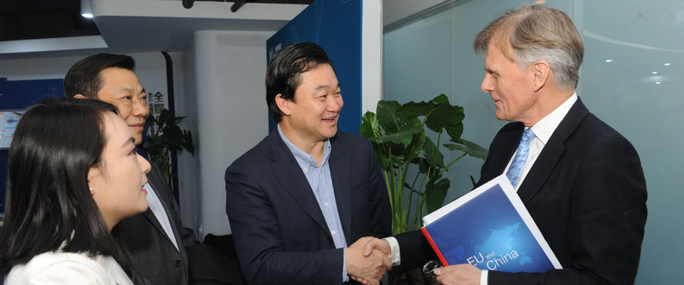 新華網(wǎng)董事長、總裁田舒斌會見丹麥駐華大使裴德盛