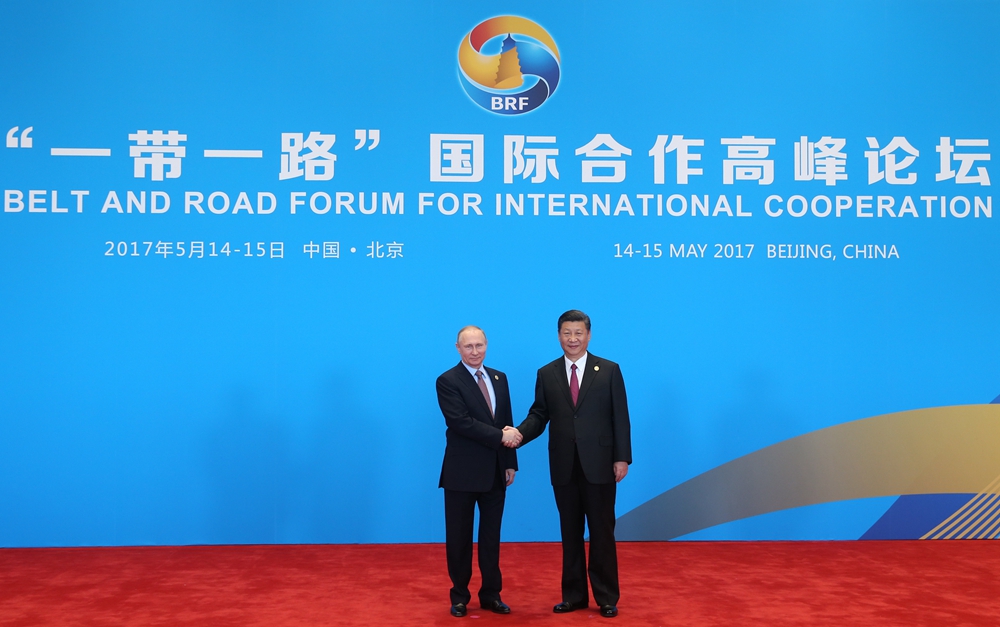  習(xí)近平迎接出席“一帶一路”國際合作高峰論壇圓桌峰會(huì)的領(lǐng)導(dǎo)人和國際組織負(fù)責(zé)人 