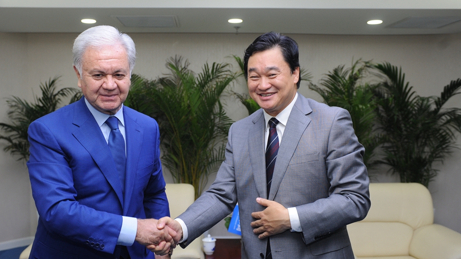 新華網(wǎng)董事長、總裁田舒斌與上海合作組織秘書長阿利莫夫親切握手