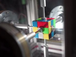 快！機器高手復(fù)原魔方 0.38秒破世界紀錄