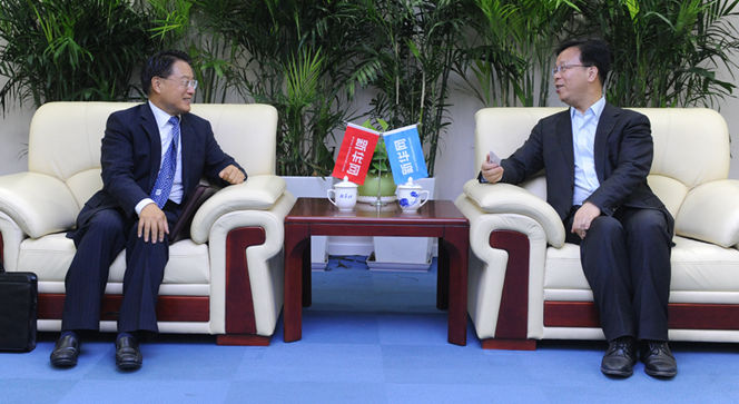 新華網(wǎng)黨委常委、副總編輯劉加文在訪談前會見李勇