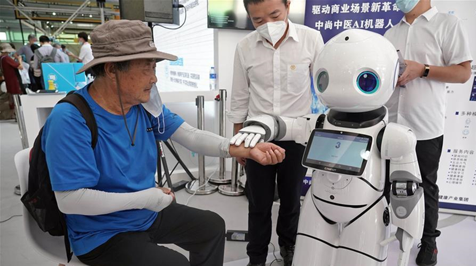 機(jī)器人中醫(yī)&ldquo;坐診&rdquo;服貿(mào)會(huì)