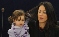 &ldquo;小萌女&rdquo;成歐洲議會會議?？?高清組圖)