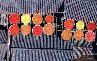 航拍江西婺源篁嶺獨(dú)特&ldquo;曬秋&rdquo;景觀